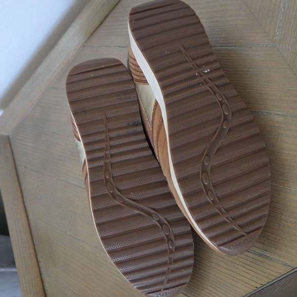 Brown Sneakers with Leather Upper and Versatile Design - Picture 12 of 12